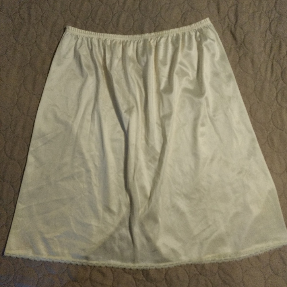 💞 Vintage Vanity Fair Slip in Ivory